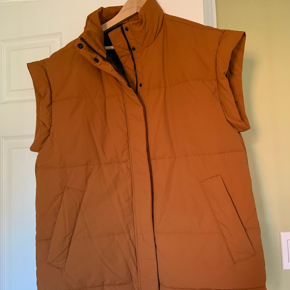 Everlane puffer vest. Size L.